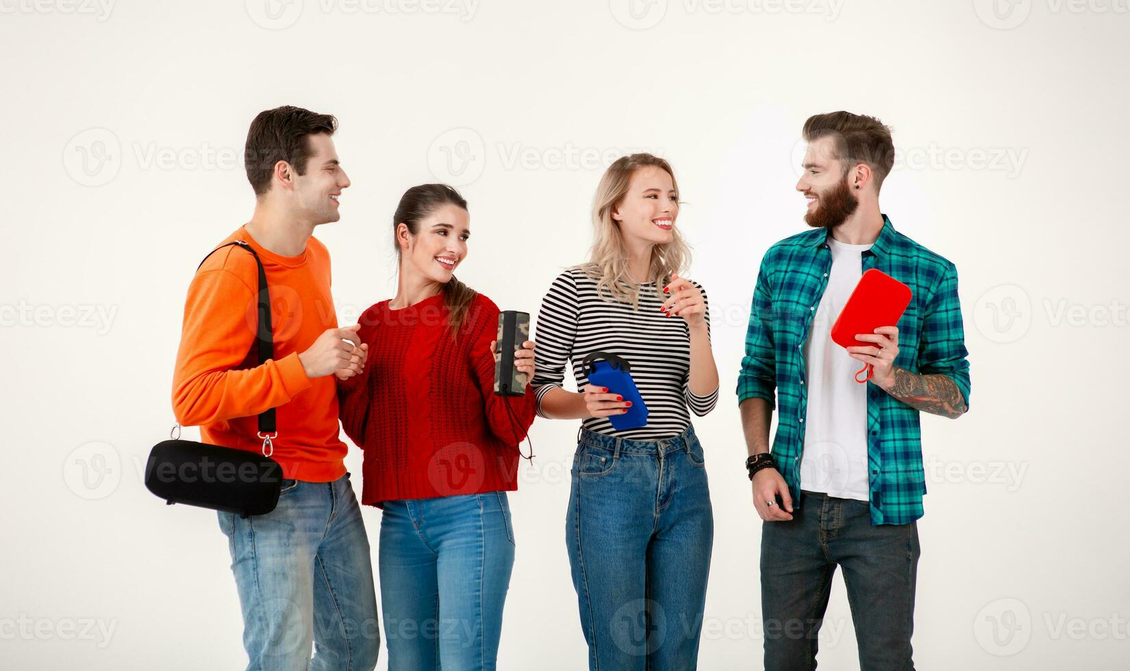 empresa de amigos teniendo divertido juntos escuchando a música foto