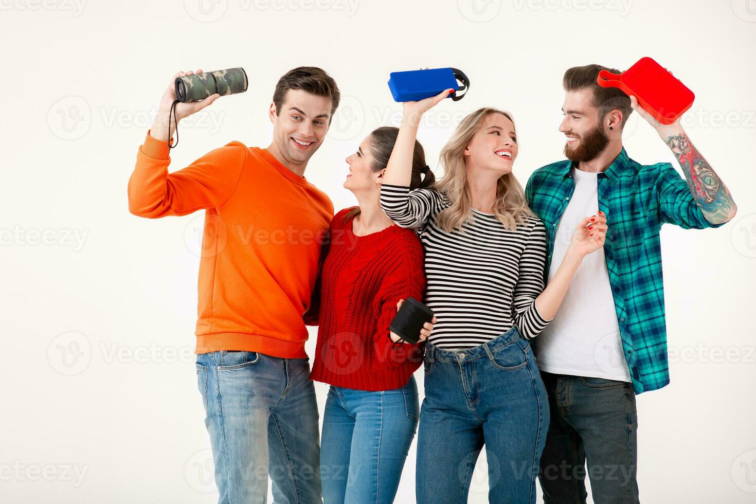 empresa de amigos teniendo divertido juntos escuchando a música foto