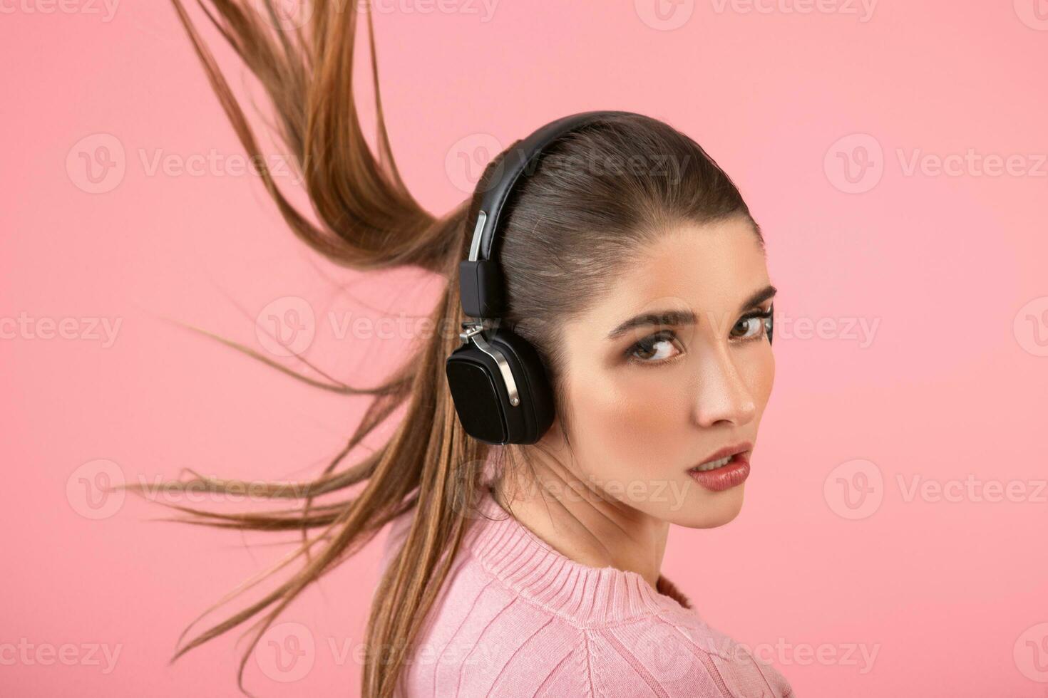 joven mujer escuchando a música en auriculares foto