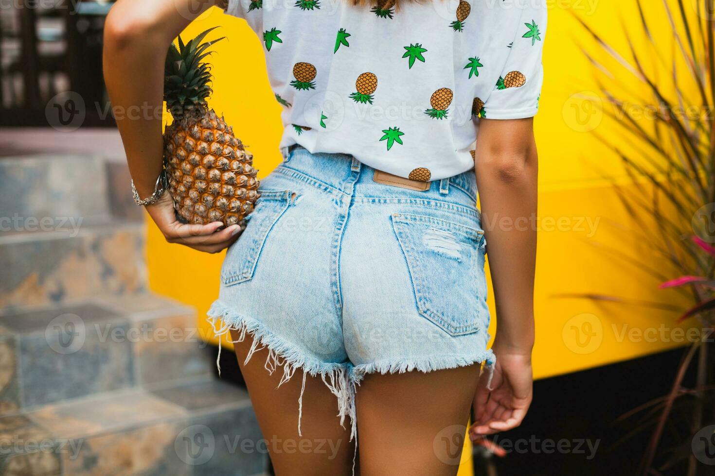 atractivo sonriente mujer en vacaciones participación piña foto