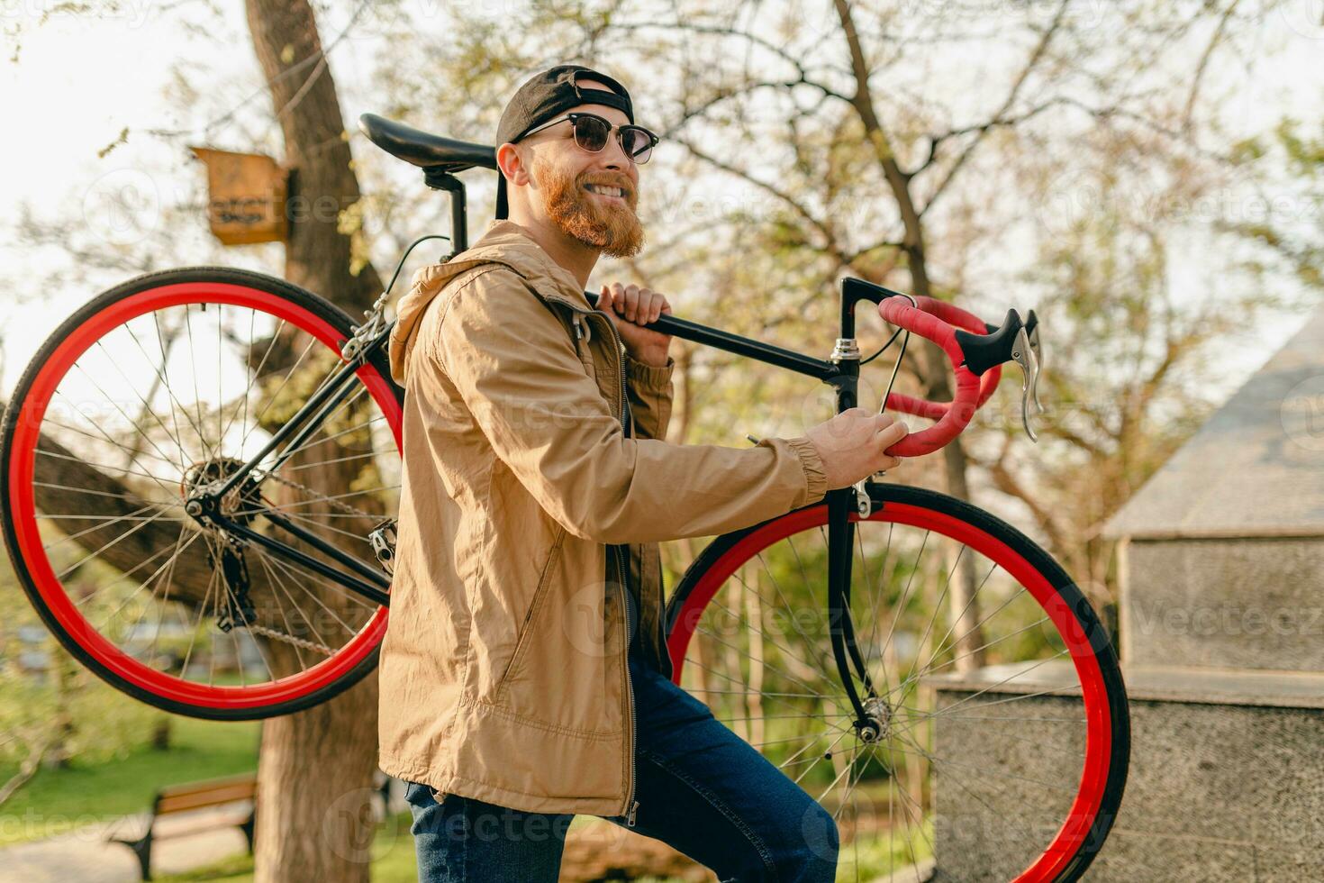 hermoso barbado hombre de viaje con bicicleta en Mañana foto