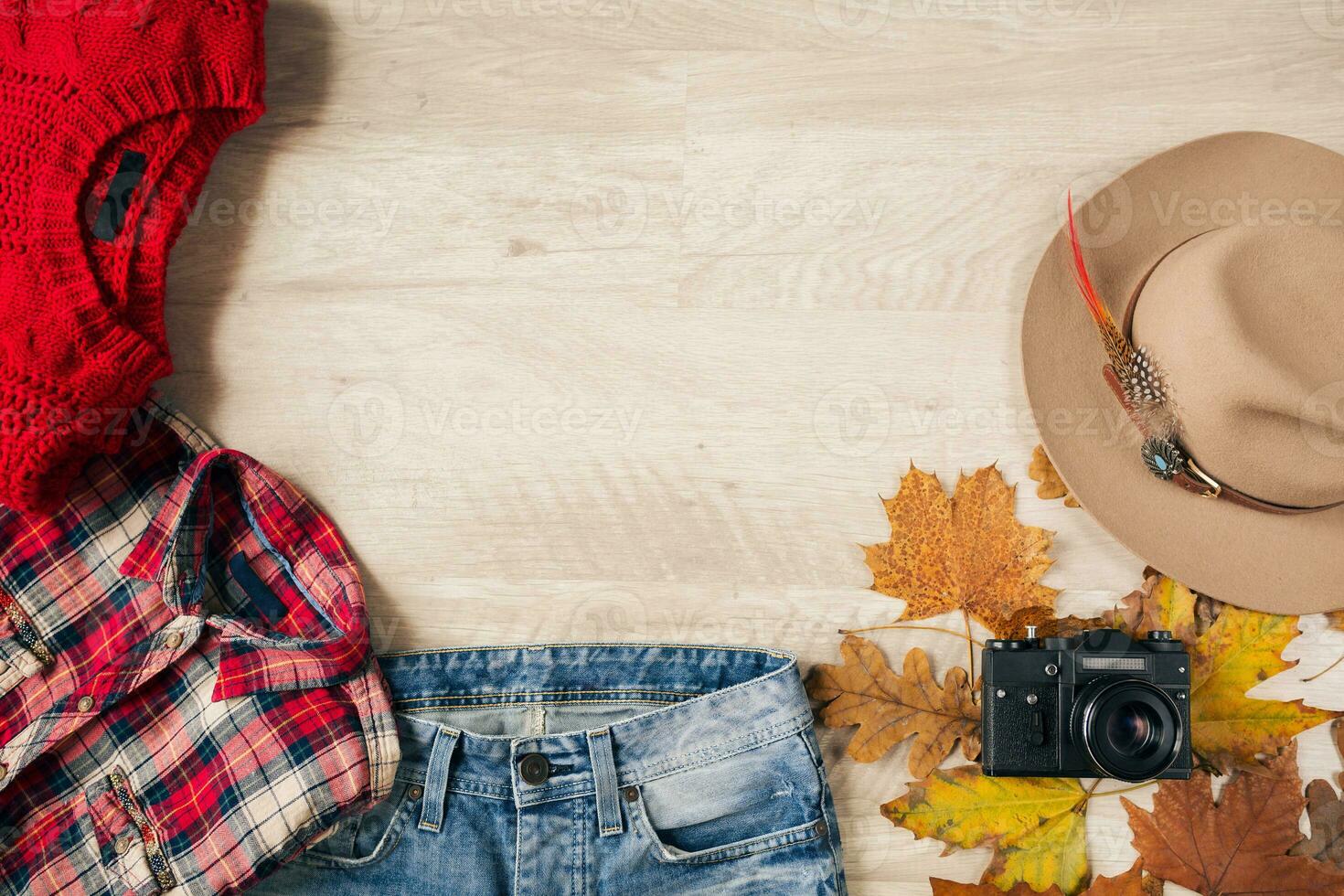 plano laico de mujer estilo y accesorios, otoño Moda tendencia, ver desde arriba, viajero atuendo foto