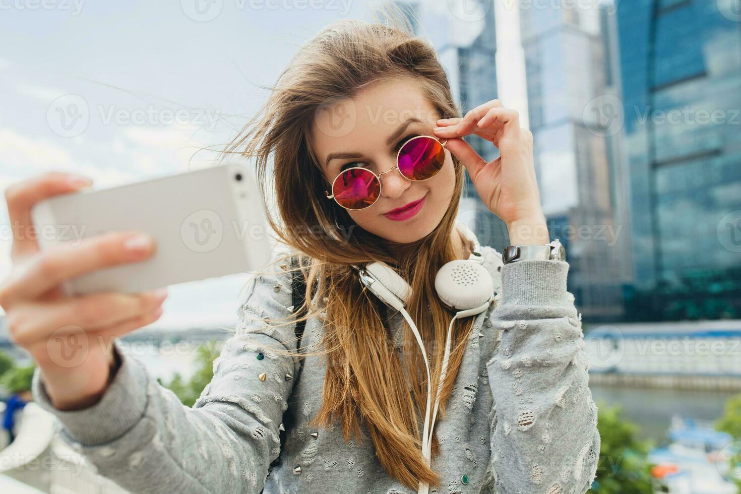 joven hipster mujer en calle foto