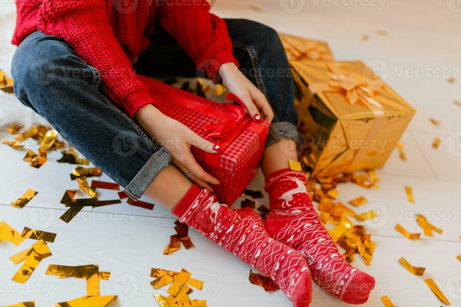 bonito mujer a Navidad árbol con regalos foto