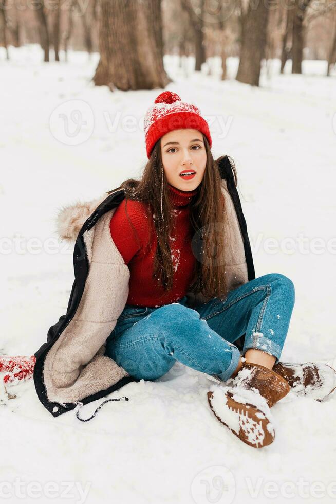 sonriente mujer teniendo divertido en invierno parque foto