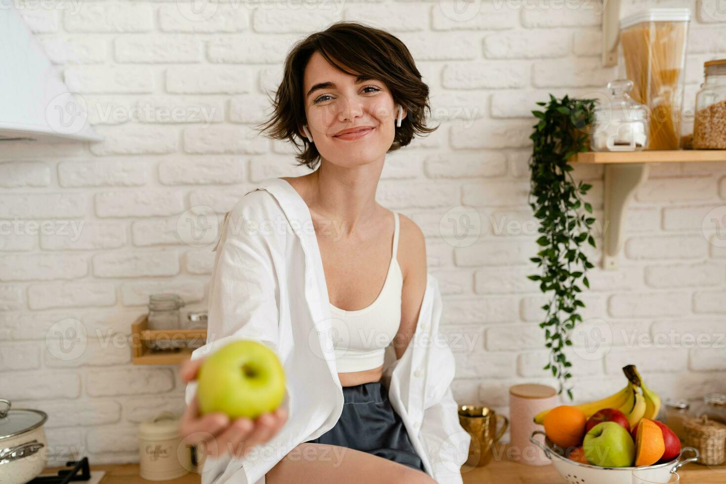 joven bonito mujer Cocinando a hogar, Mañana cocina, sano comida foto