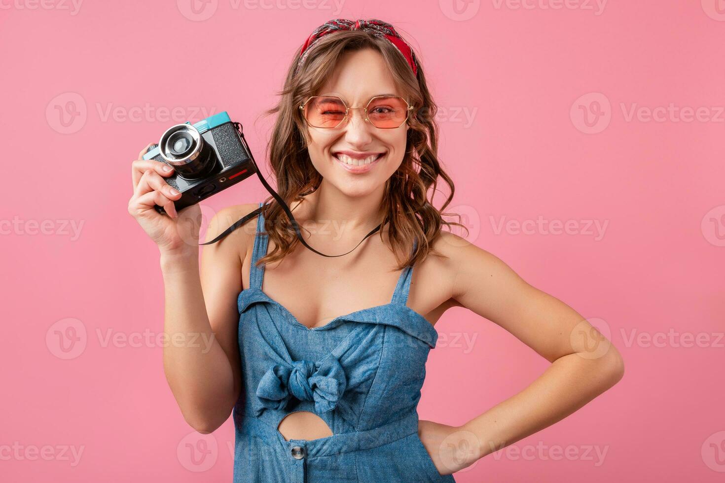 atractivo sonriente contento mujer posando con Clásico foto cámara