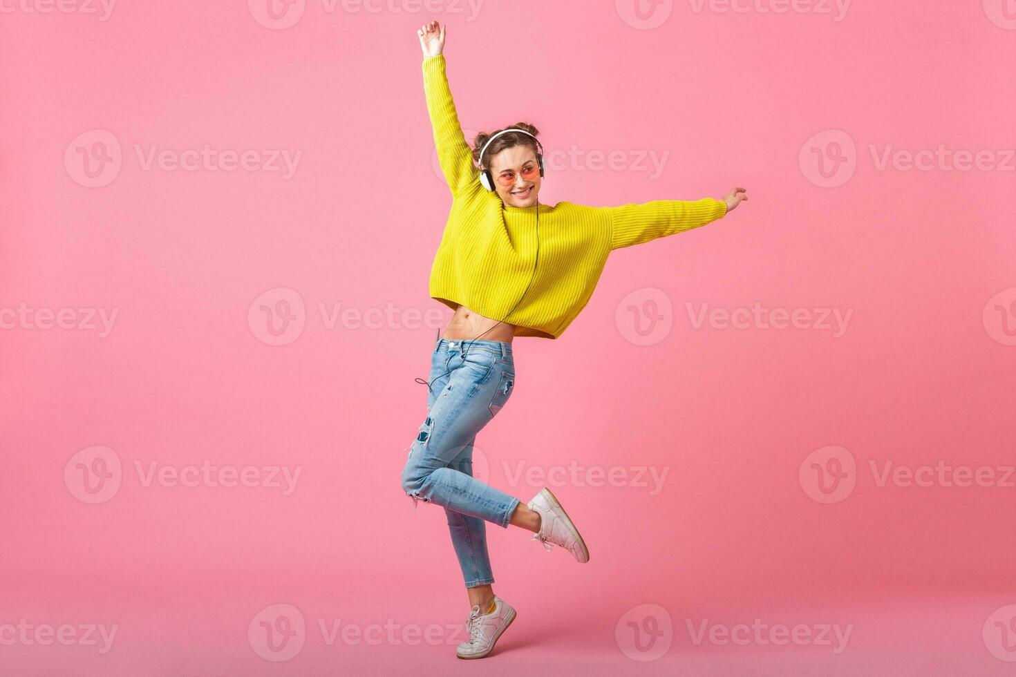 atractivo mujer en alegre salido estado animico escuchando a música en auriculares foto