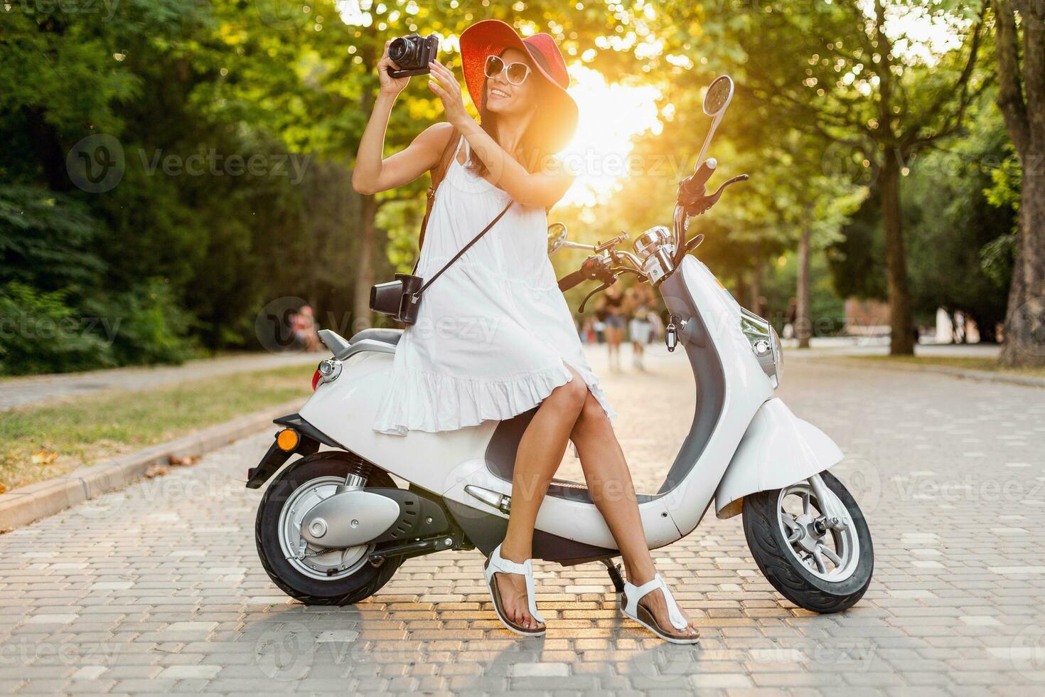 atractivo mujer montando en moto en calle foto