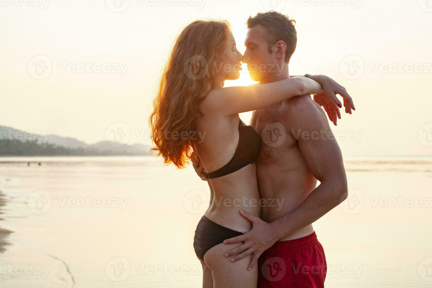 joven sexy romántico Pareja en amor contento en verano playa juntos teniendo divertido vistiendo nadar trajes foto