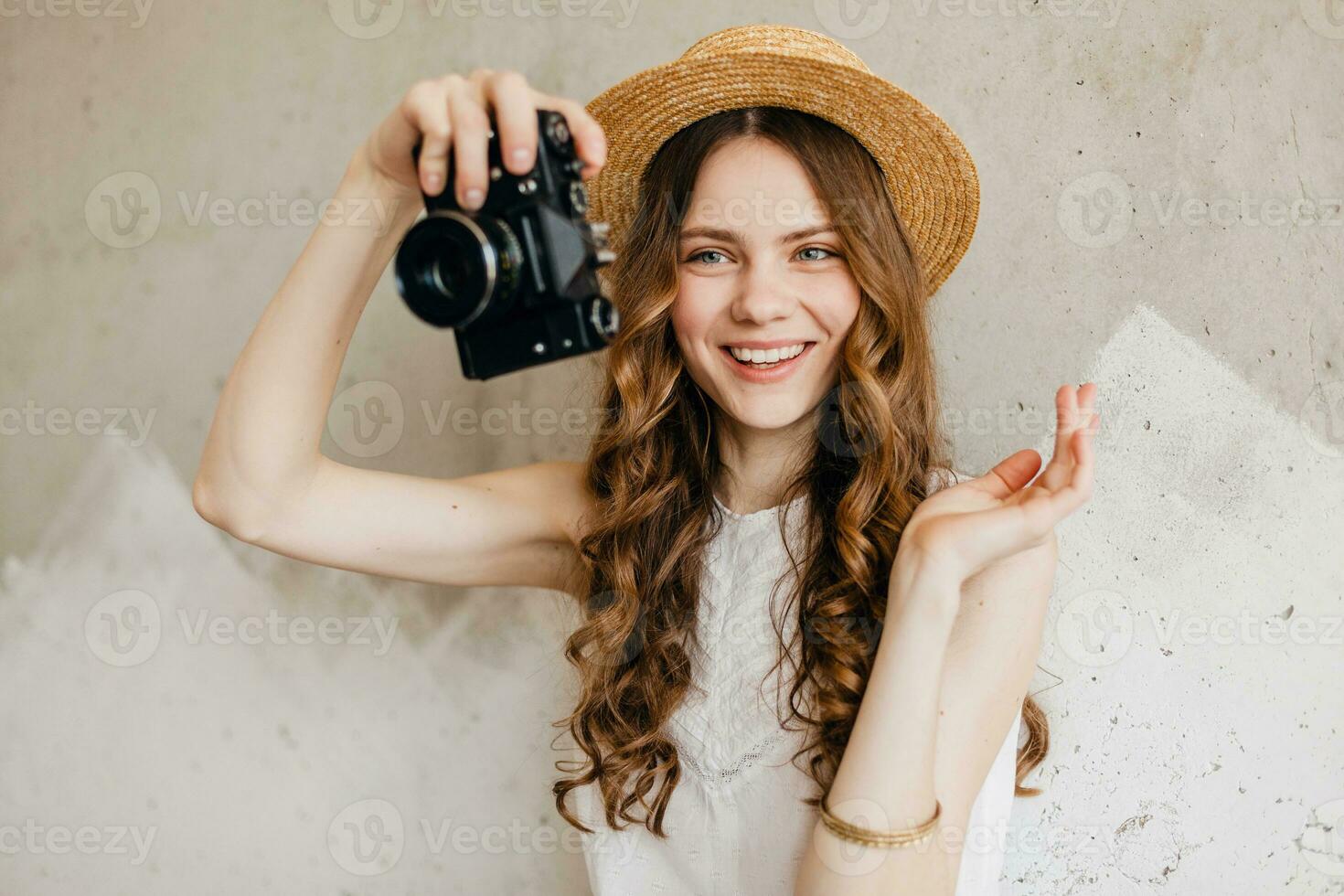 joven bonito sonriente contento mujer en Paja sombrero participación Clásico foto cámara