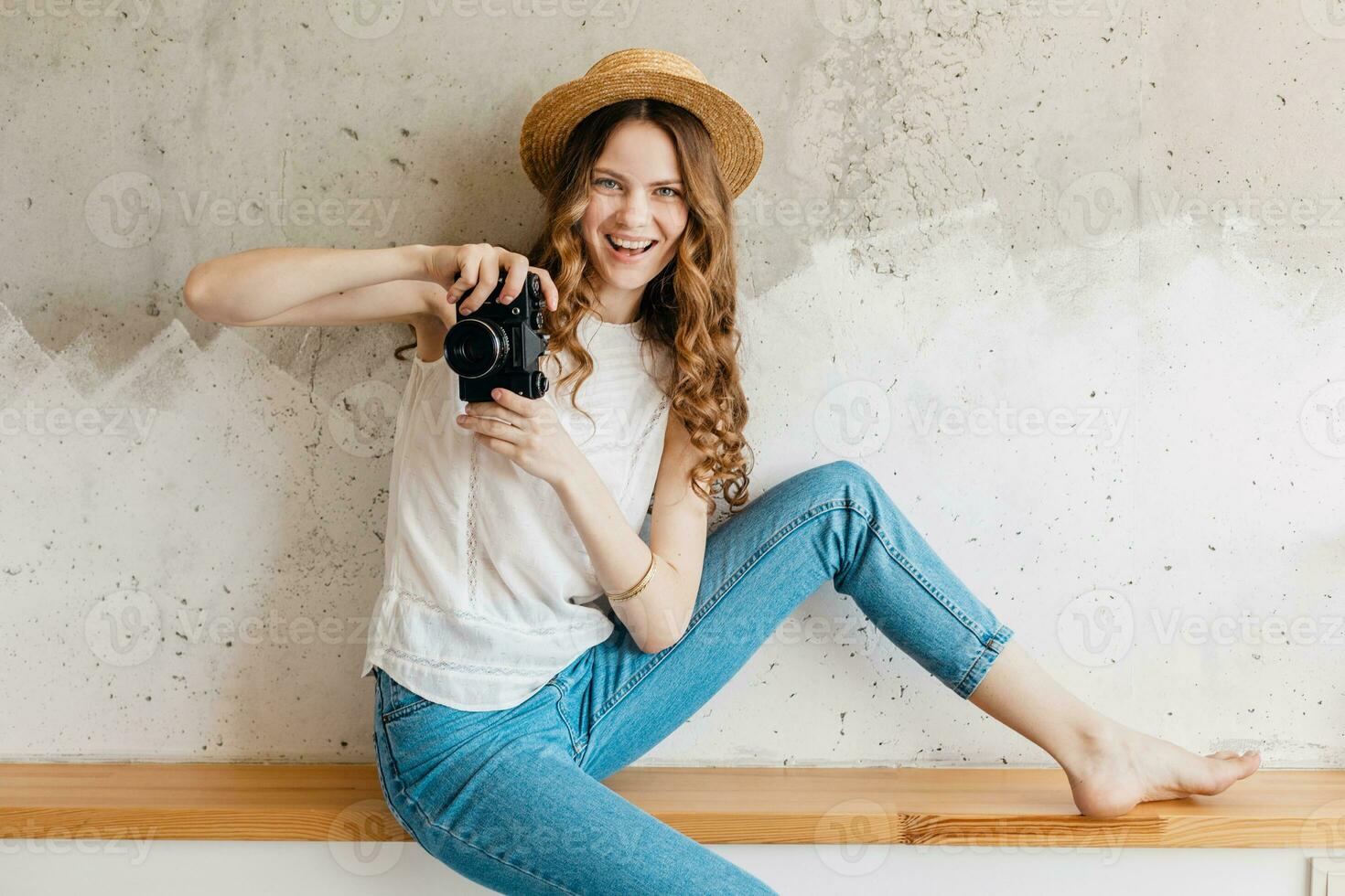 joven bonito sonriente contento mujer vistiendo azul mezclilla pantalones y blanco camisa foto