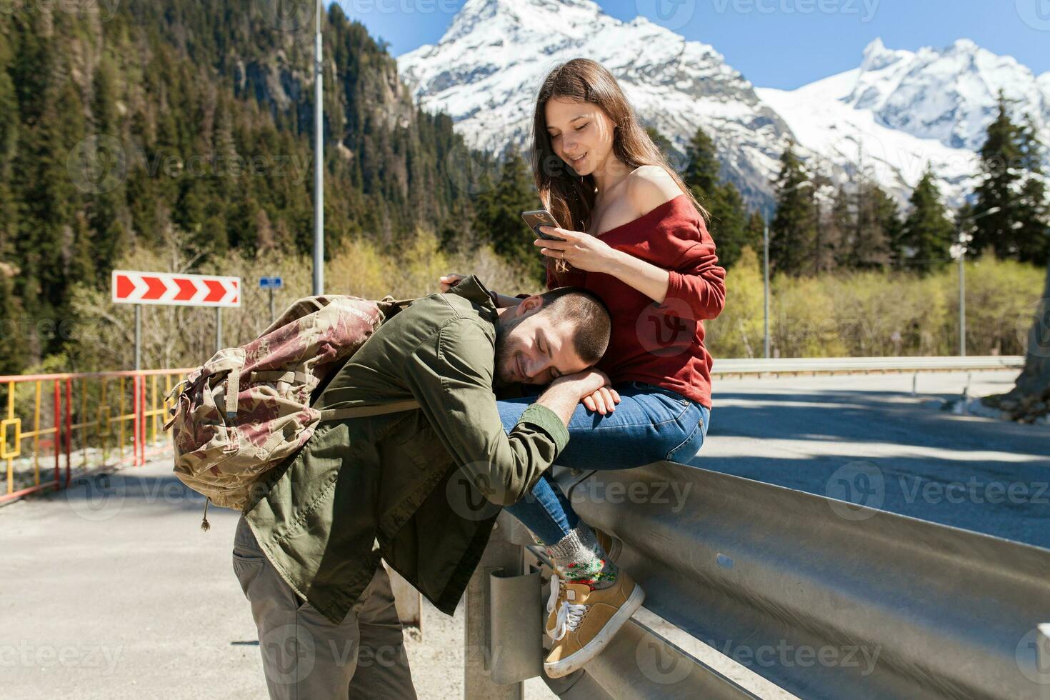 joven hipster Pareja en amor en invierno vacaciones en montañas foto