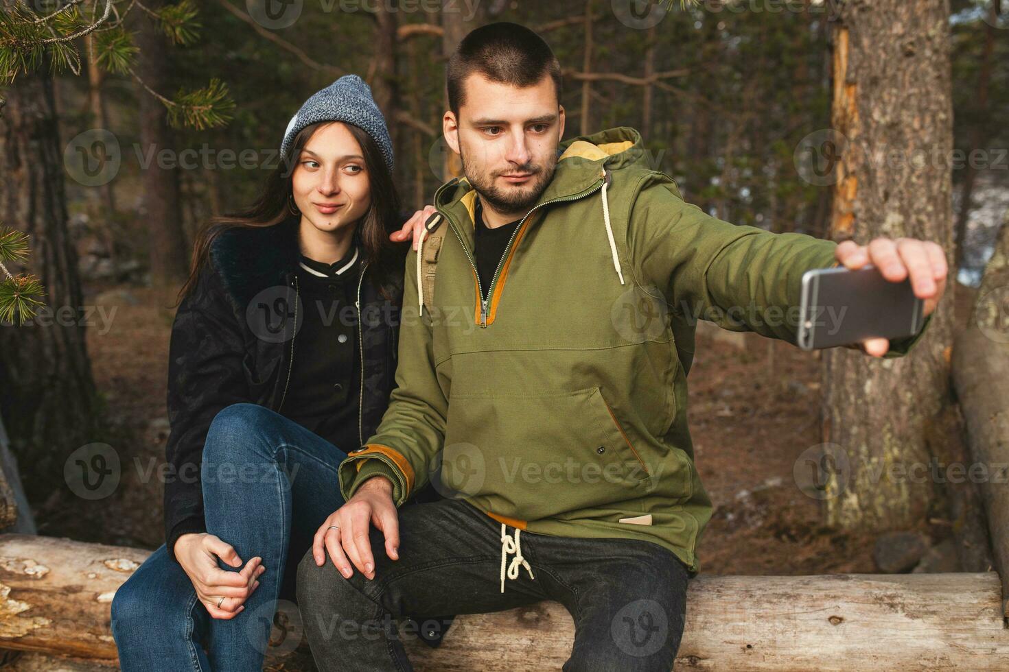 joven hermosa hipster Pareja excursionismo en montañas foto