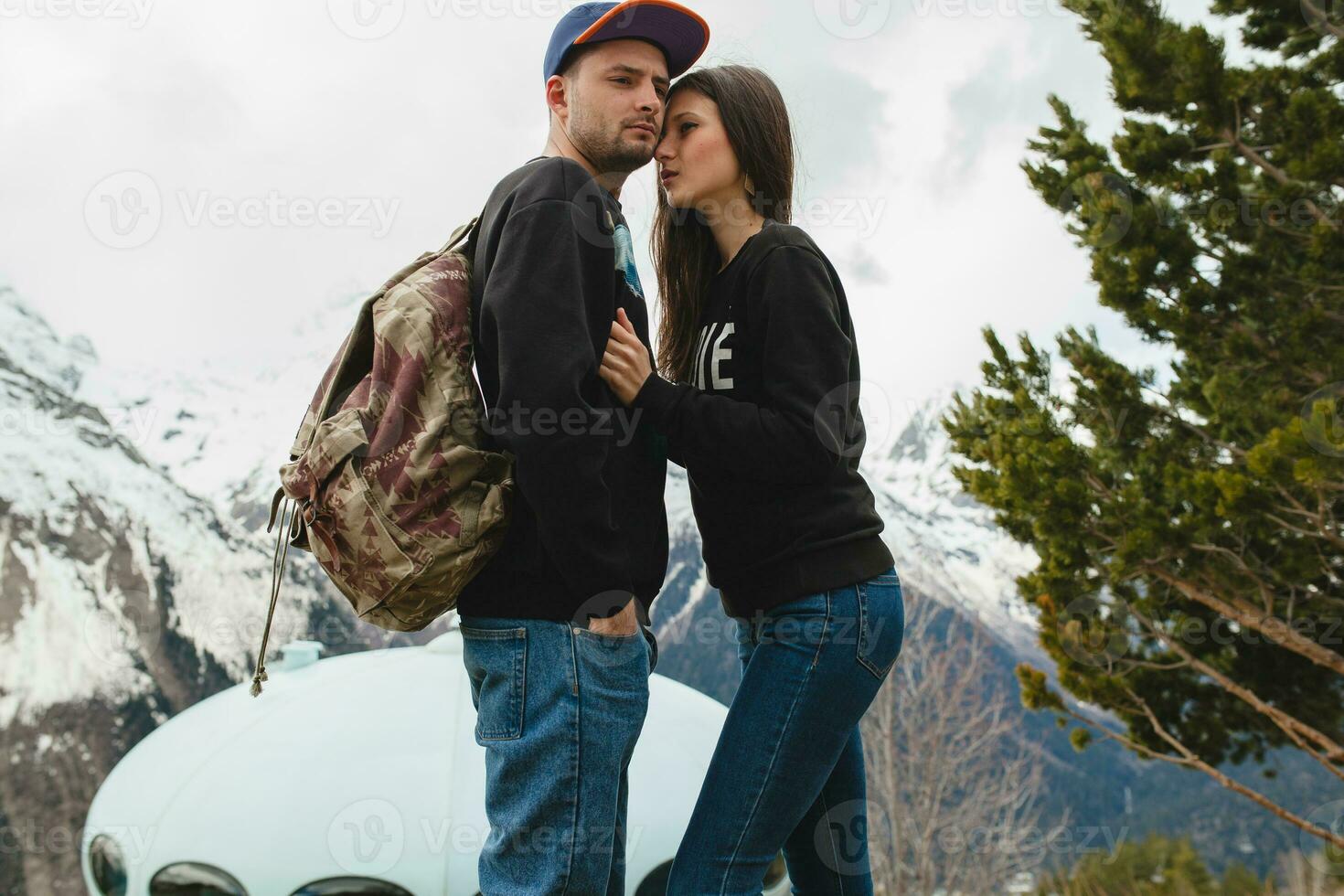 joven hipster Pareja en amor caminando en montañas foto