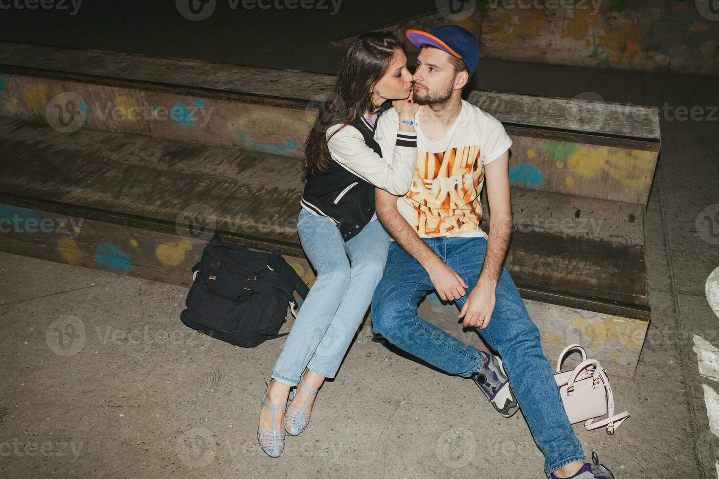 frio joven elegante hipster Pareja en amar, estilo atuendo, vaqueros, abarcar, frio accesorios, sentado feliz, teniendo divertido foto