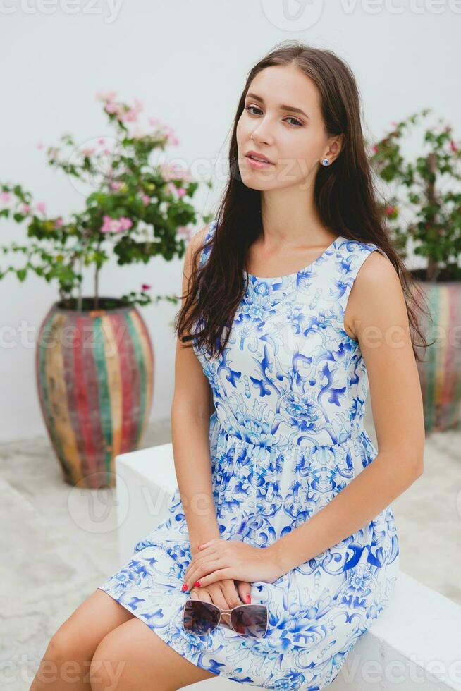 joven elegante hermosa mujer en azul impreso vestir verano estilo foto