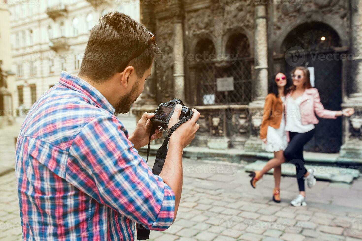 joven hermoso hipster hombre caminando con foto cámara