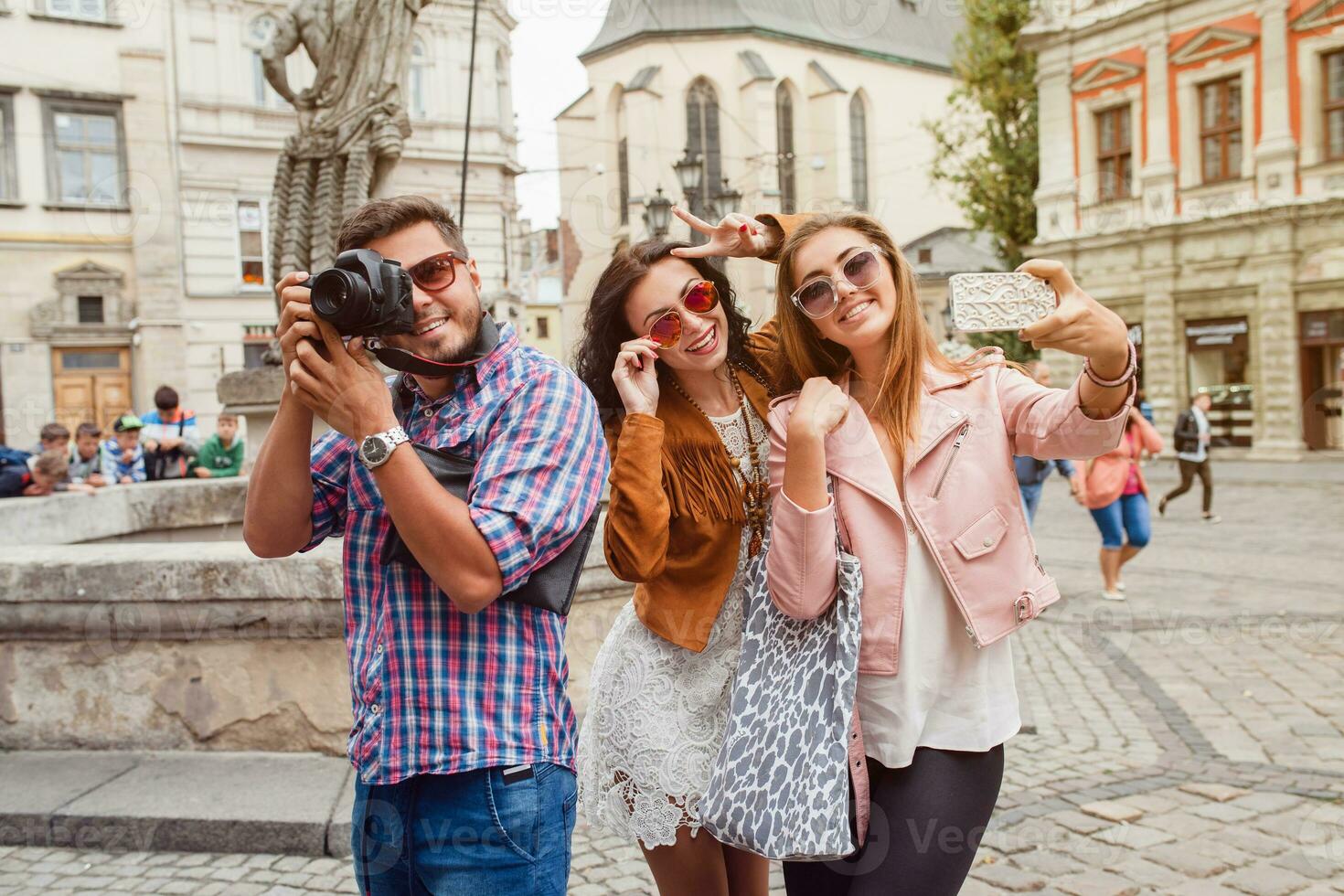 joven hipster empresa de amigos de viaje foto