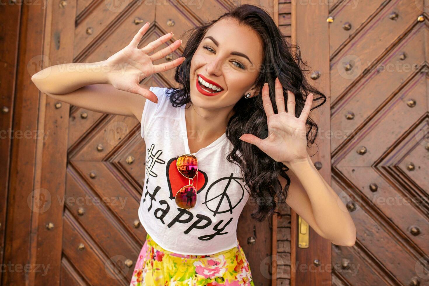 joven hermosa hipster mujer caminando en antiguo ciudad calle foto