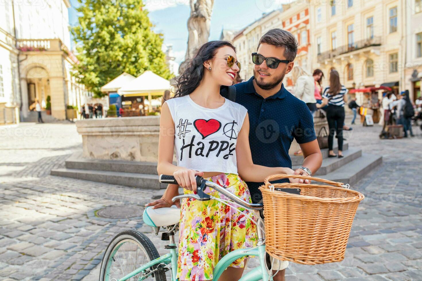 joven hermosa hipster Pareja en amor caminando con bicicleta foto