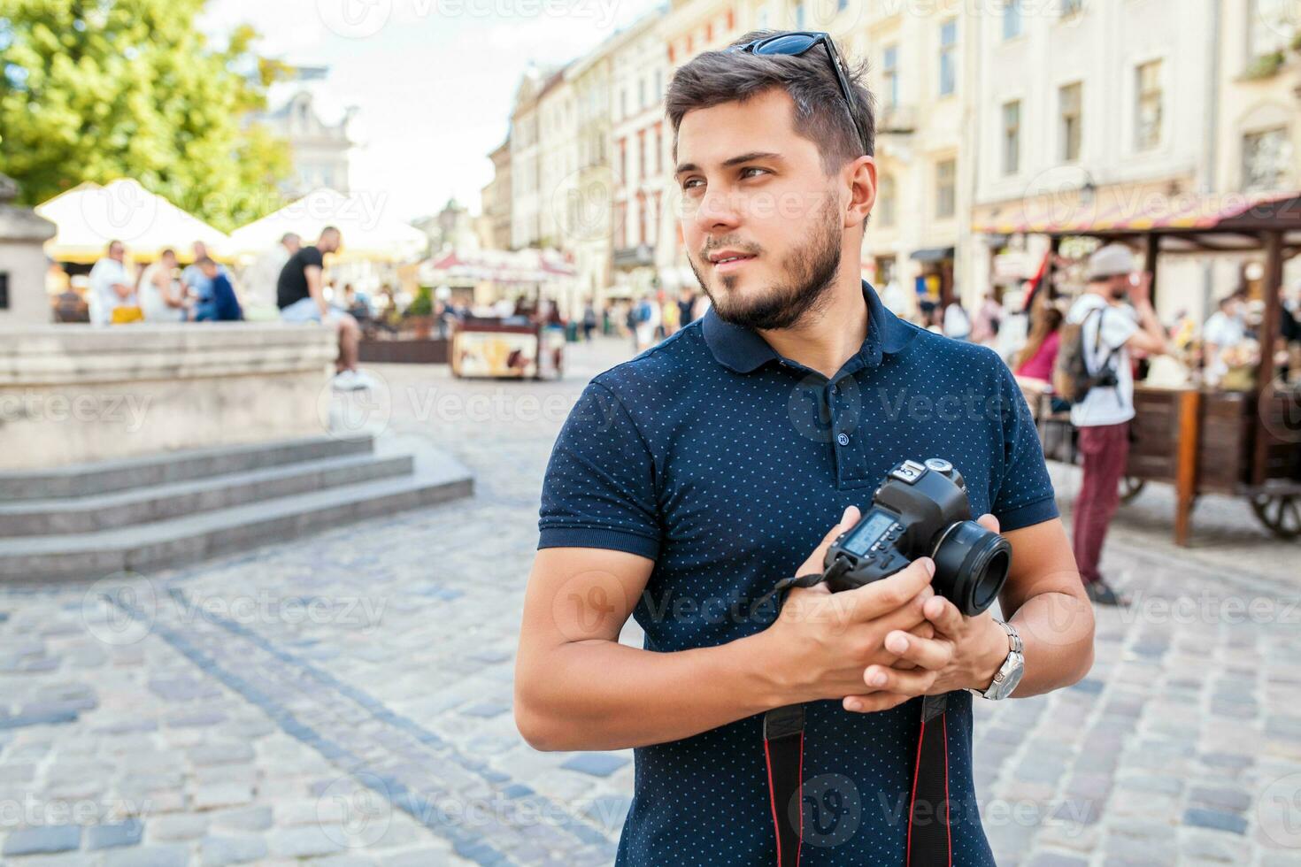 joven hermoso hipster hombre caminando con foto cámara