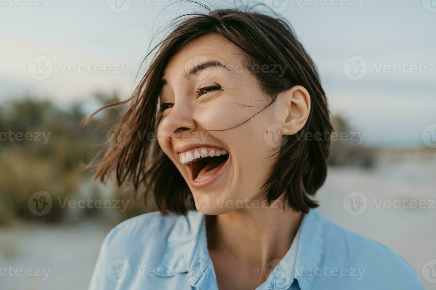 sonriente retrato de sincero riendo mujer foto