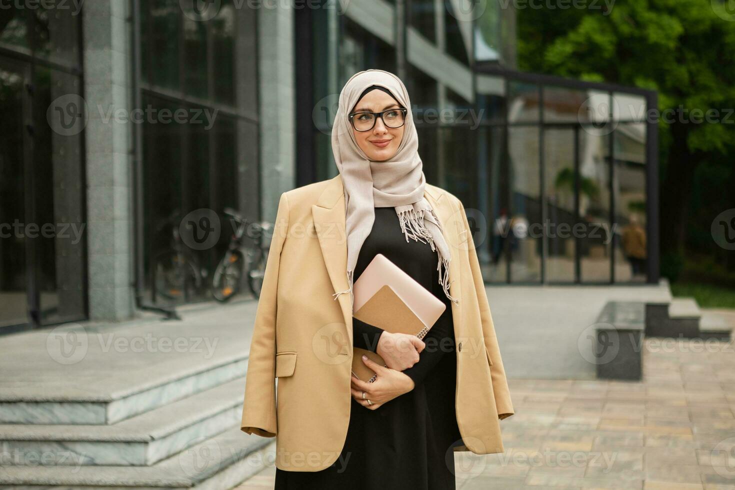 moderno elegante musulmán mujer en hijab en ciudad calle foto