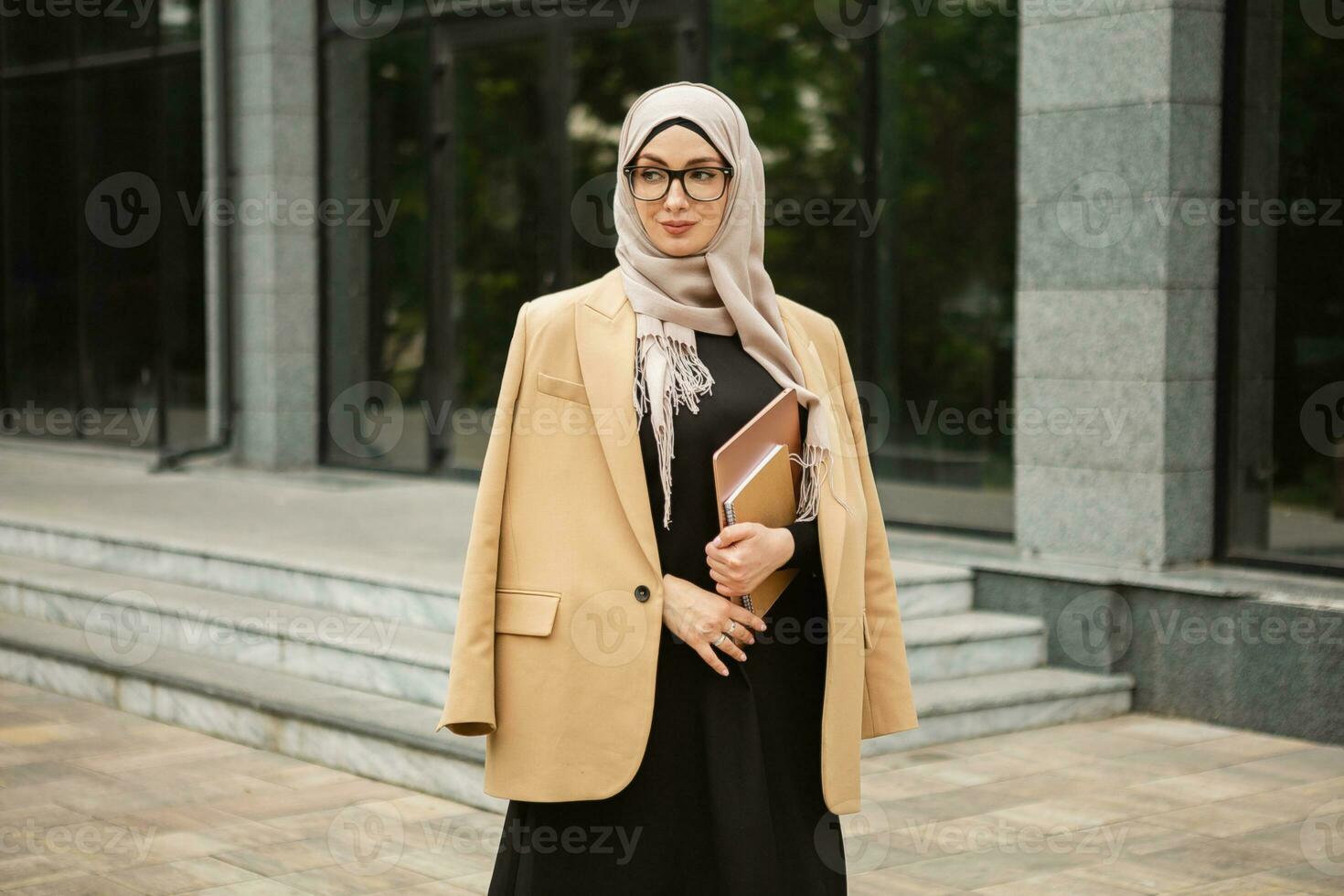 moderno elegante musulmán mujer en hijab en ciudad calle foto