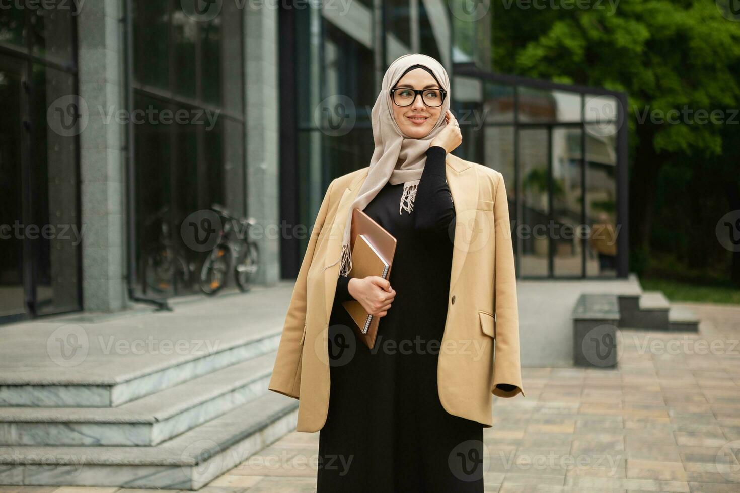 musulmán mujer en hijab en ciudad calle foto