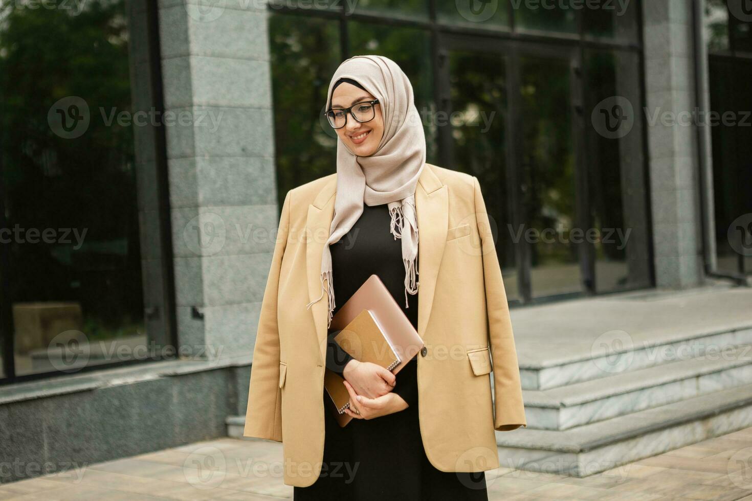 moderno elegante musulmán mujer en hijab en ciudad calle foto