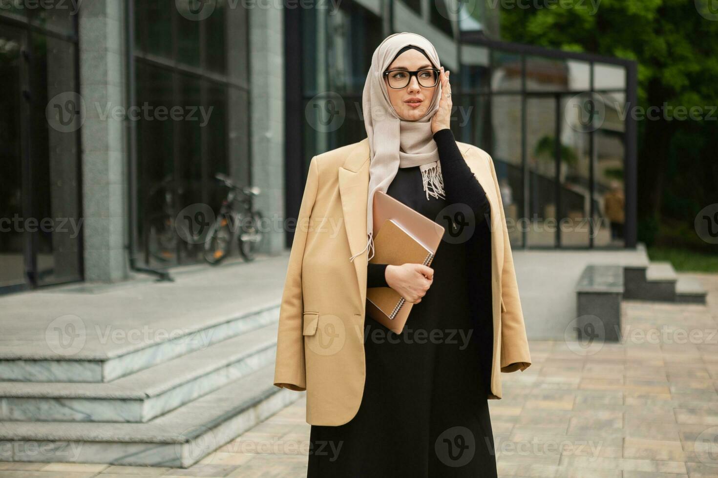 moderno elegante musulmán mujer en hijab en ciudad calle foto