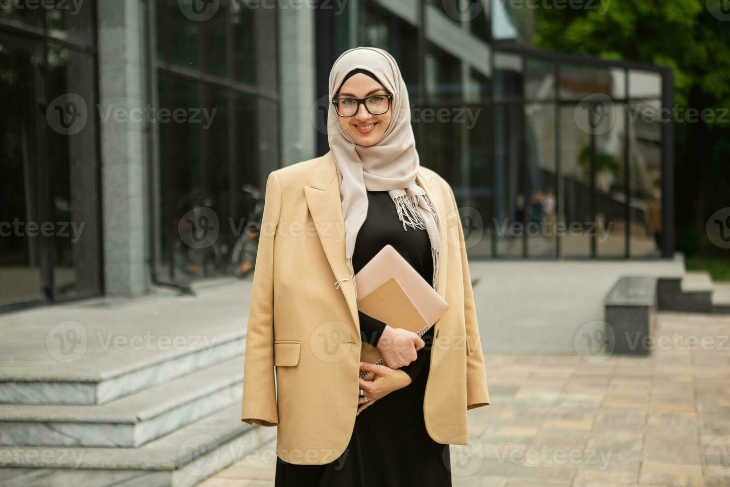 moderno elegante musulmán mujer en hijab en ciudad calle foto