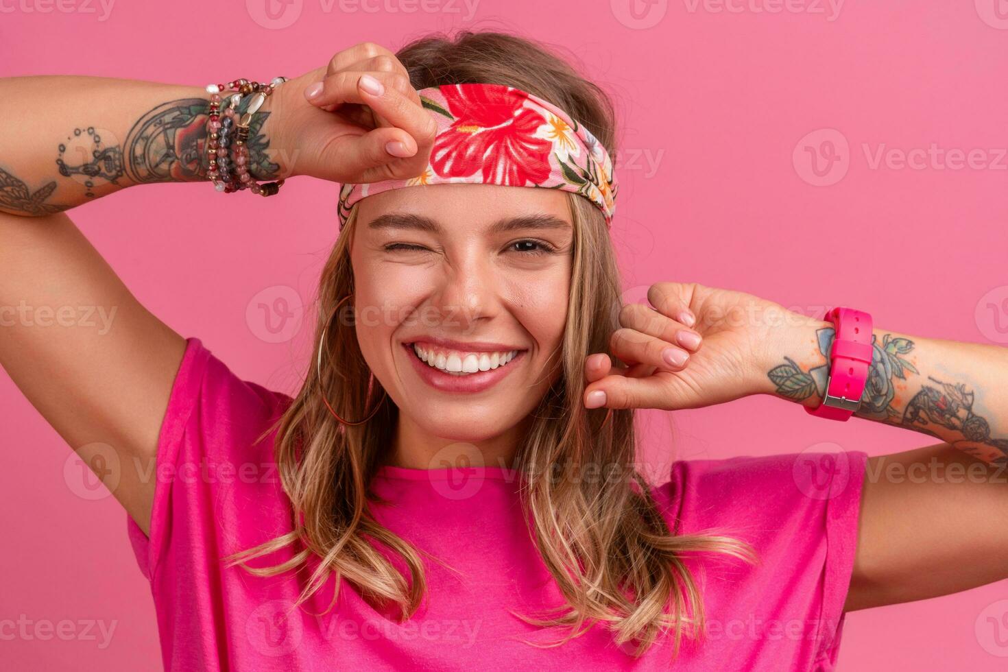 bonito linda sonriente mujer en rosado camisa boho hippie estilo accesorios sonriente foto