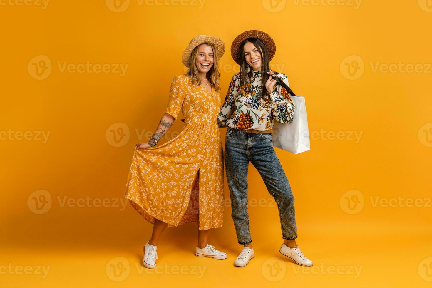 dos hermosa atractivo elegante mujer amigos teniendo divertido juntos foto