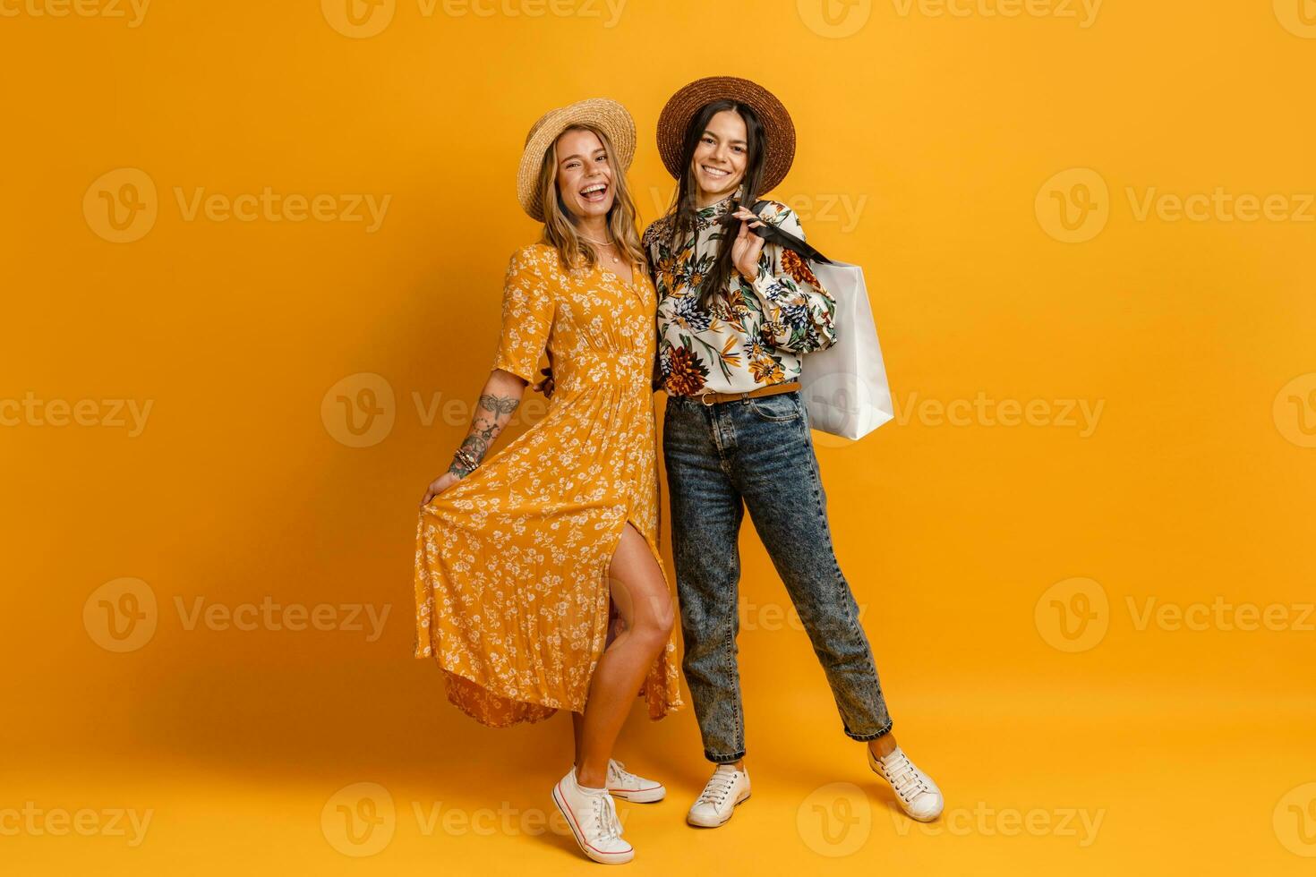 dos hermosa atractivo elegante mujer amigos teniendo divertido juntos foto