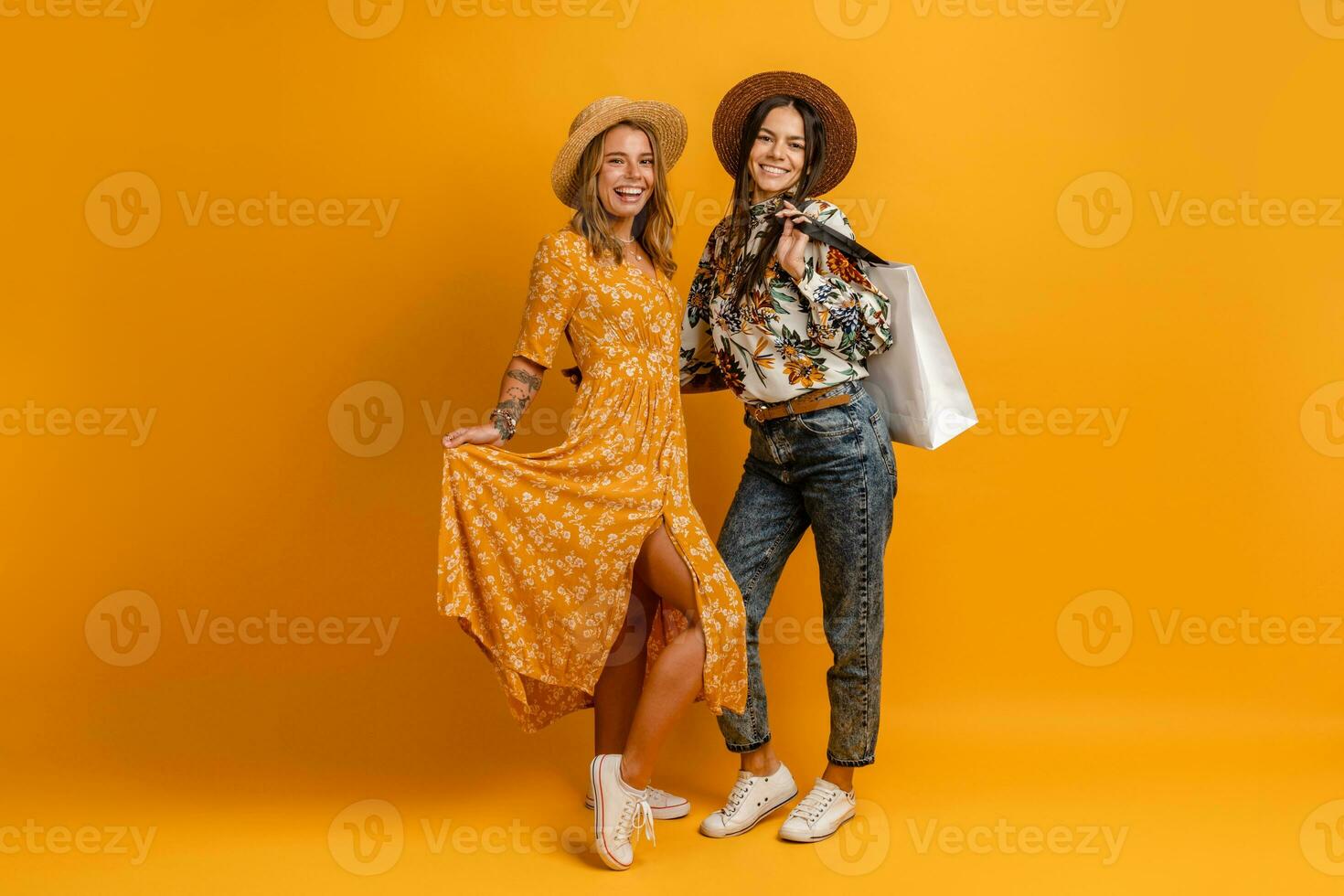 dos hermosa atractivo elegante mujer amigos teniendo divertido juntos foto