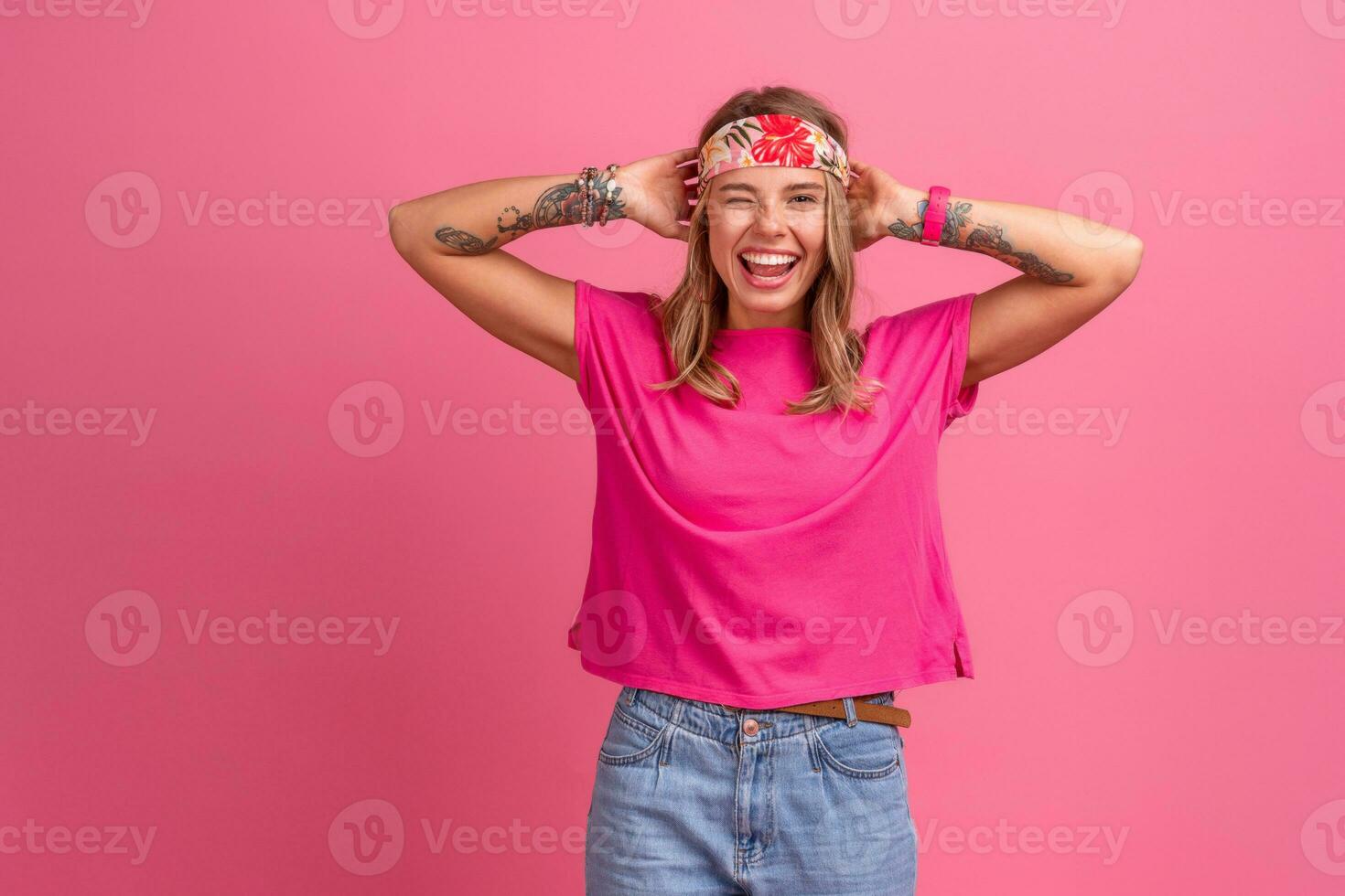 bonito linda sonriente mujer en rosado camisa boho hippie estilo accesorios sonriente foto