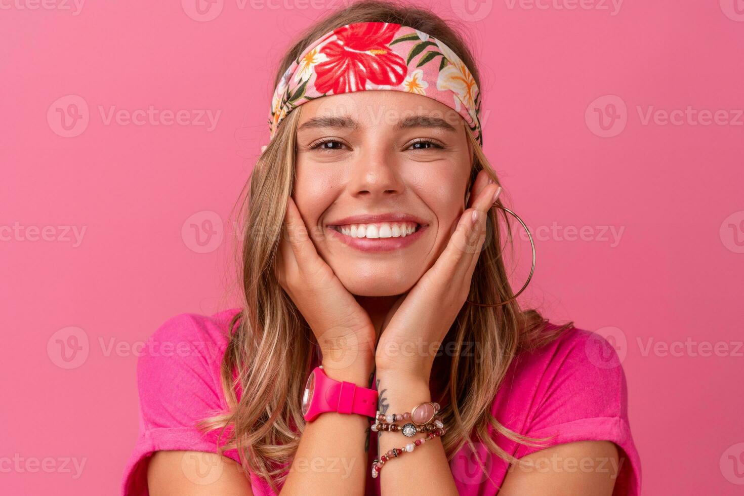 bonito linda sonriente mujer en rosado camisa boho hippie estilo accesorios sonriente foto