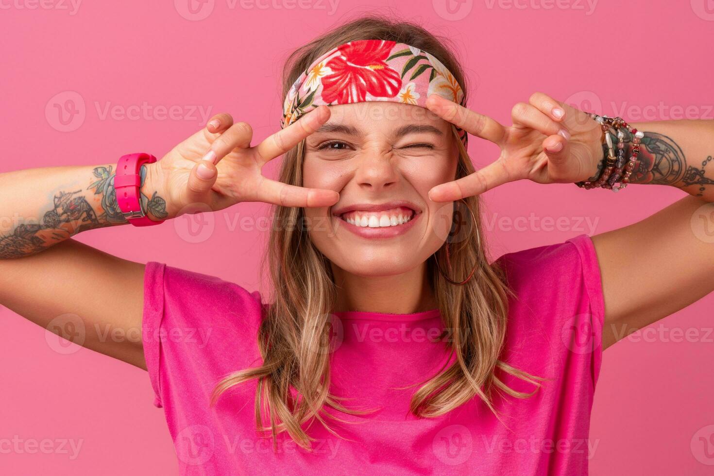 bonito linda sonriente mujer en rosado camisa boho hippie estilo accesorios sonriente foto