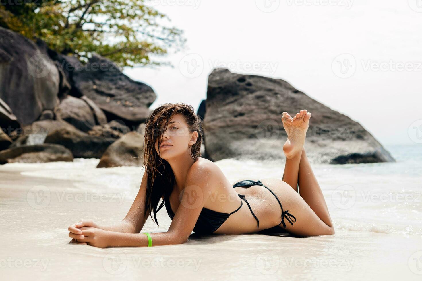 joven Delgado mujer, hermosa Perfecto cuerpo, bronceado piel, bikini traje de baño foto