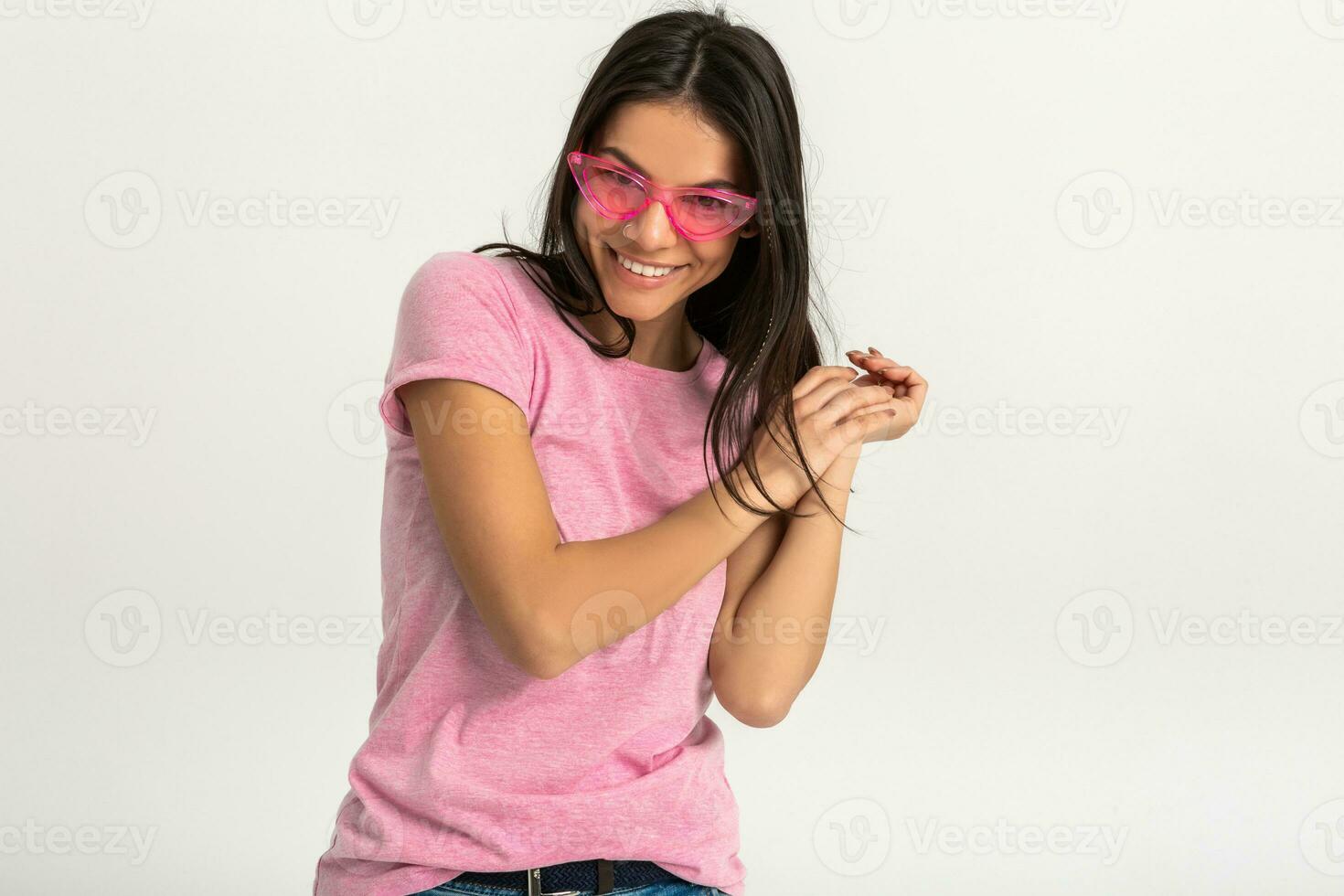 atractivo mujer en rosado camiseta y Gafas de sol foto