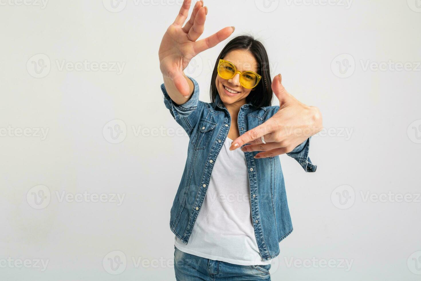 atractivo mujer vestido pantalones y mezclilla camisa vistiendo amarillo Gafas de sol foto