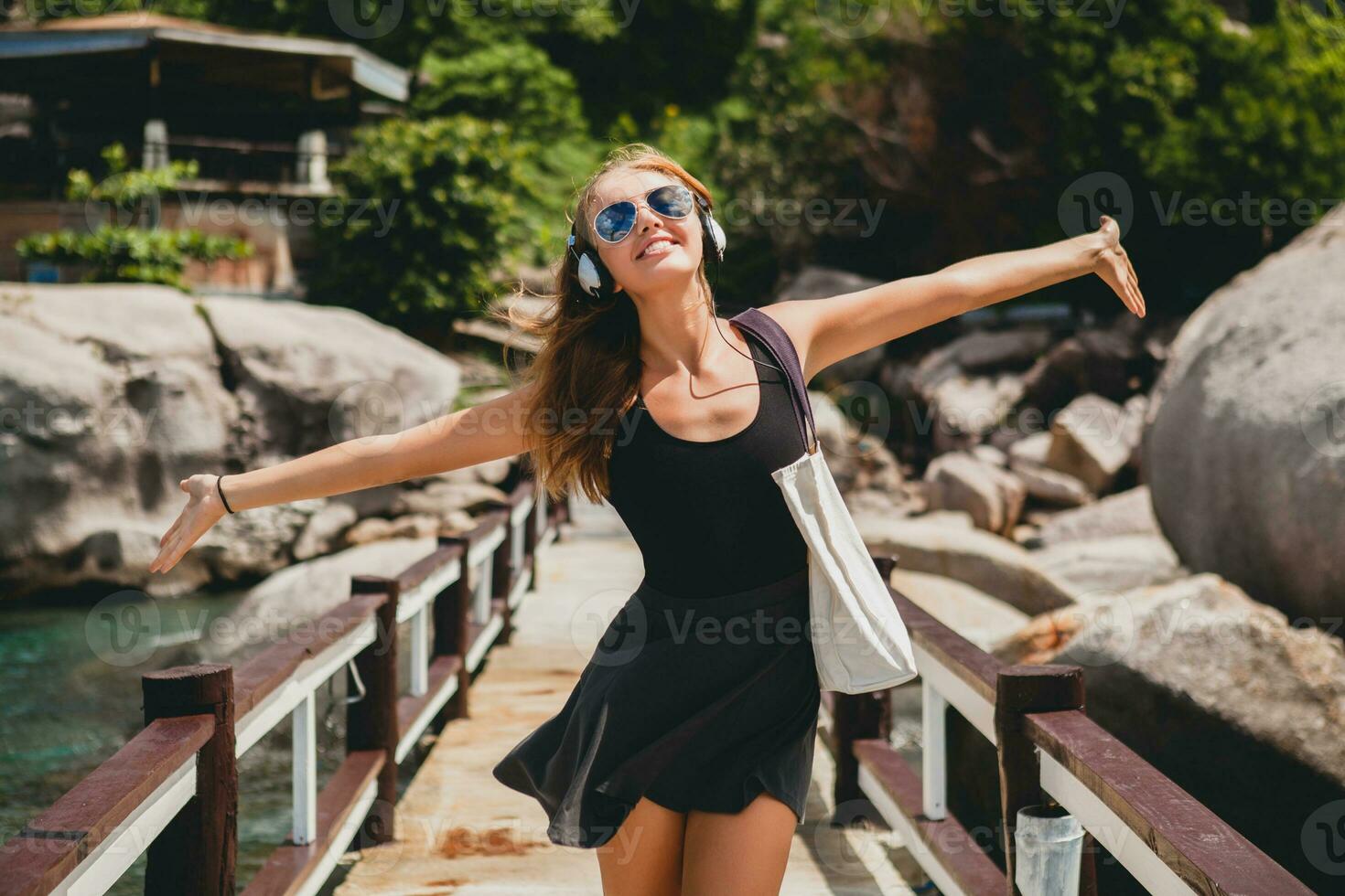 joven elegante hipster mujer en vacaciones foto