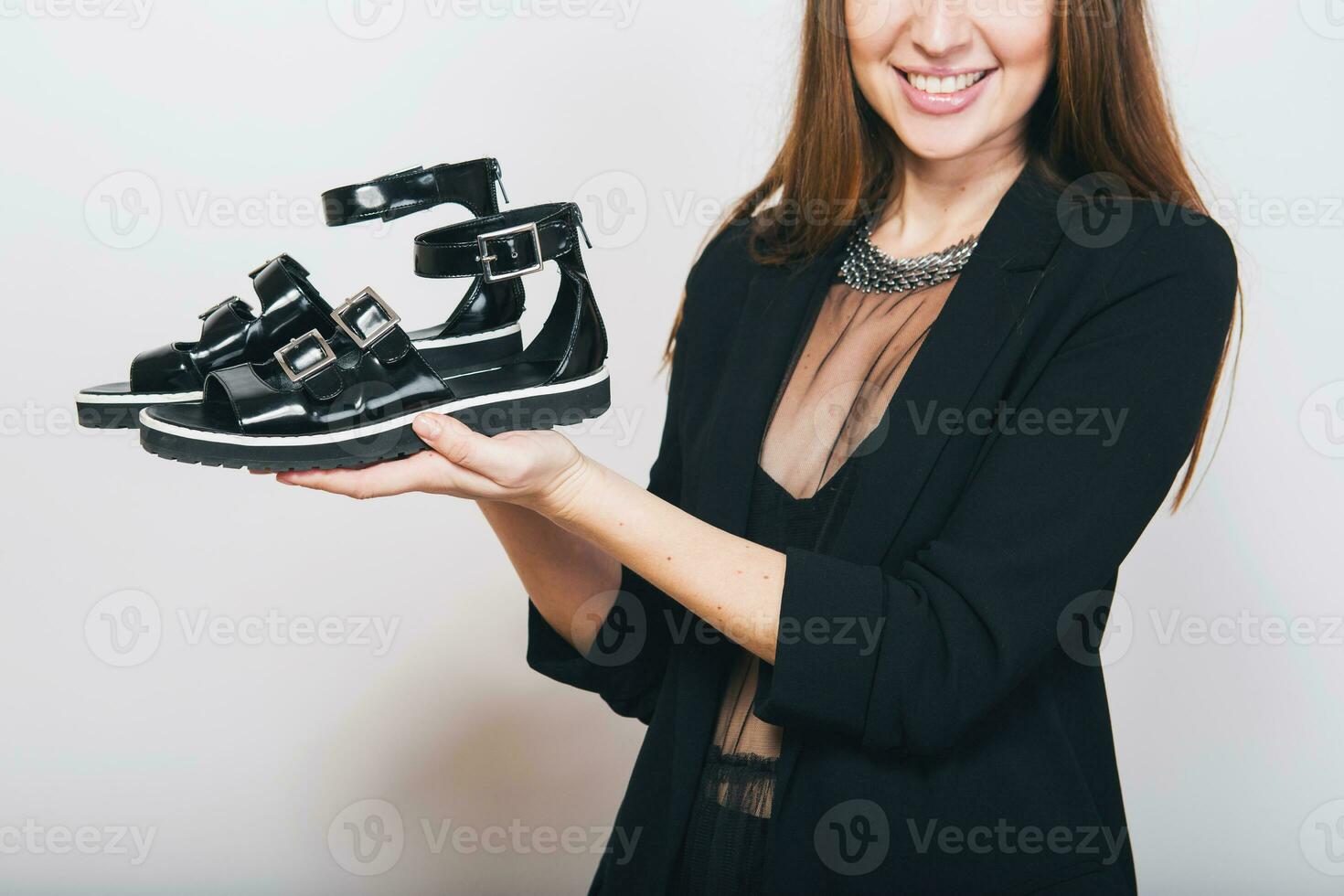 hermosa elegante mujer aislado en negro traje participación pintar de Zapatos foto