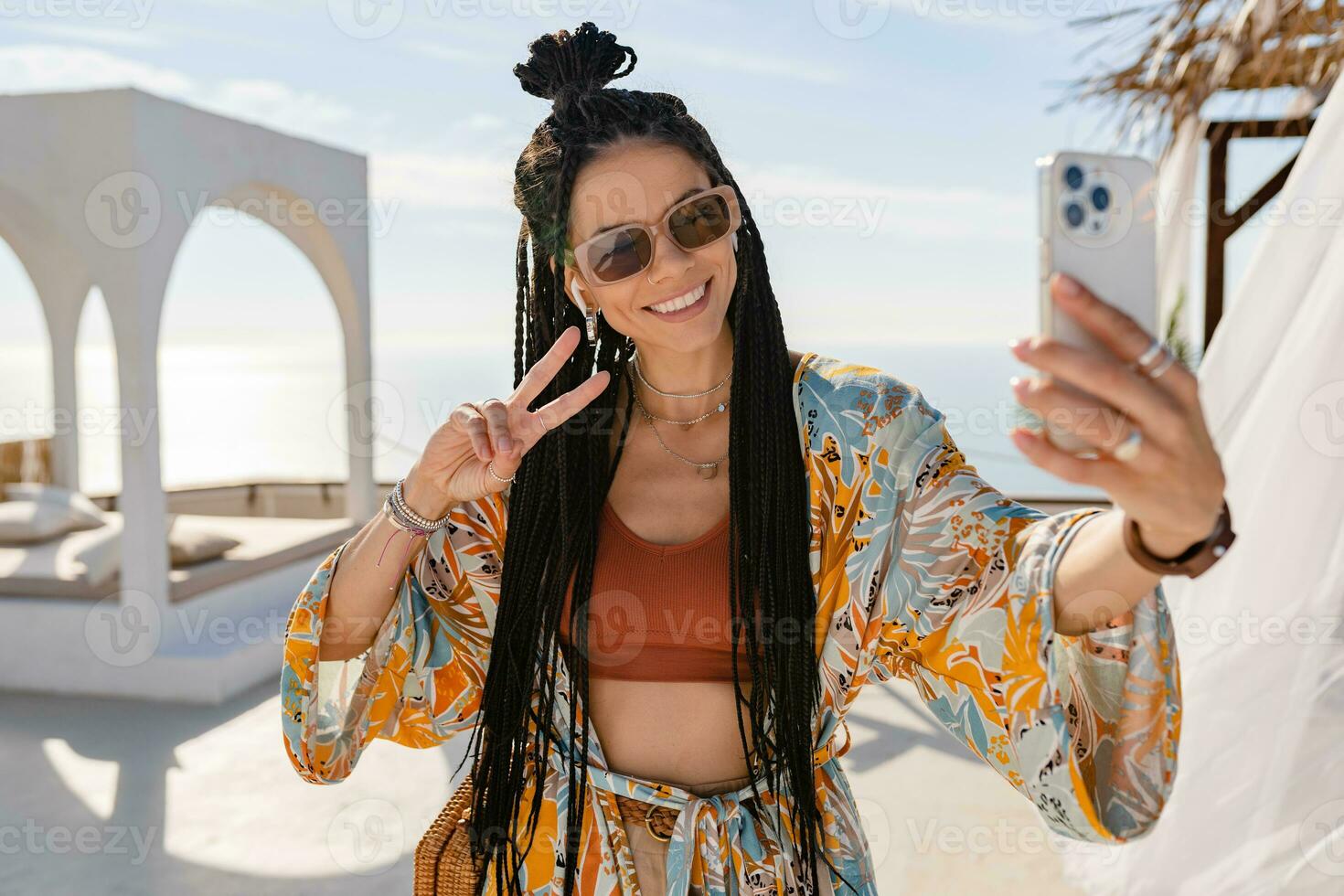 elegante bonito mujer con africano trenzas en soleado verano vacaciones foto