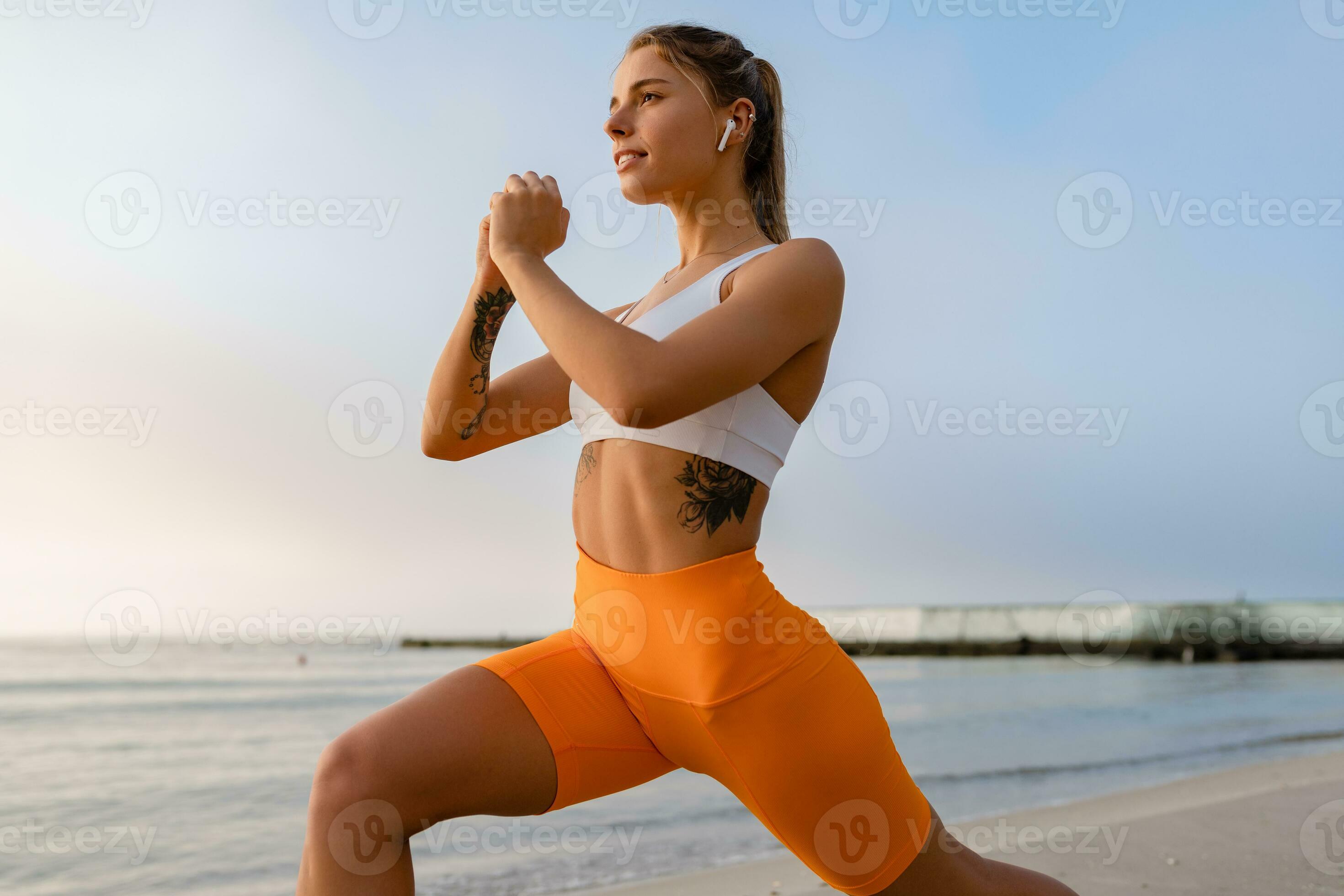 Fitness Deporte joven mujer vestirse en sudadera con capucha para otoño  piscina corriendo. Longitud de cuerpo completo retrato aislado sobre fondo  blanco Fotografía de stock - Alamy
