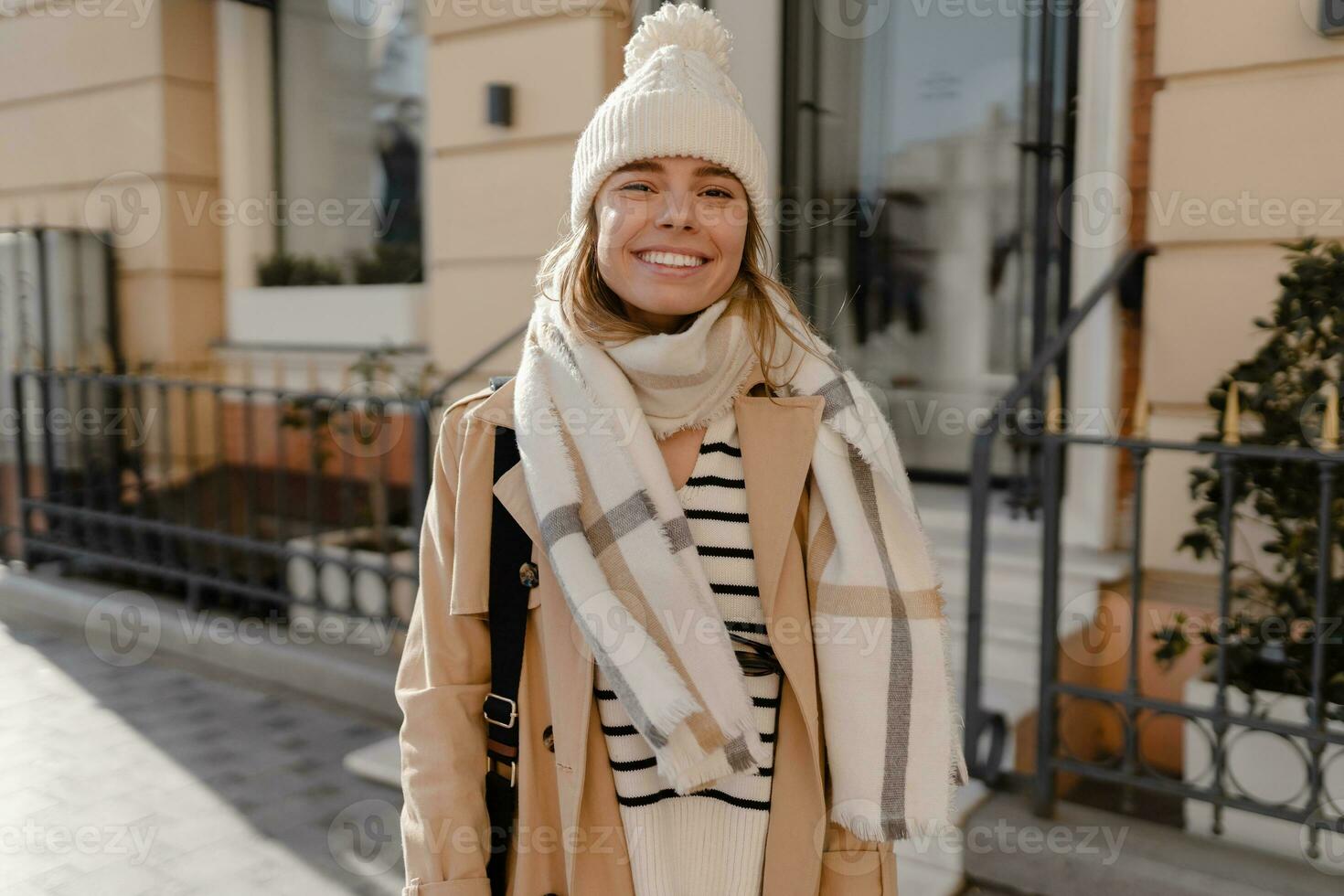 elegante mujer caminando en invierno calle foto