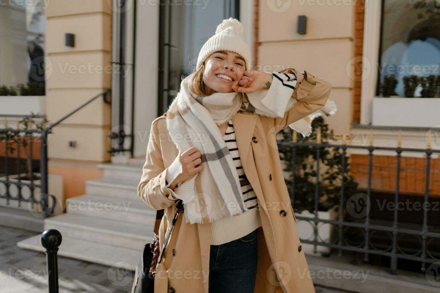 elegante mujer caminando en invierno calle foto