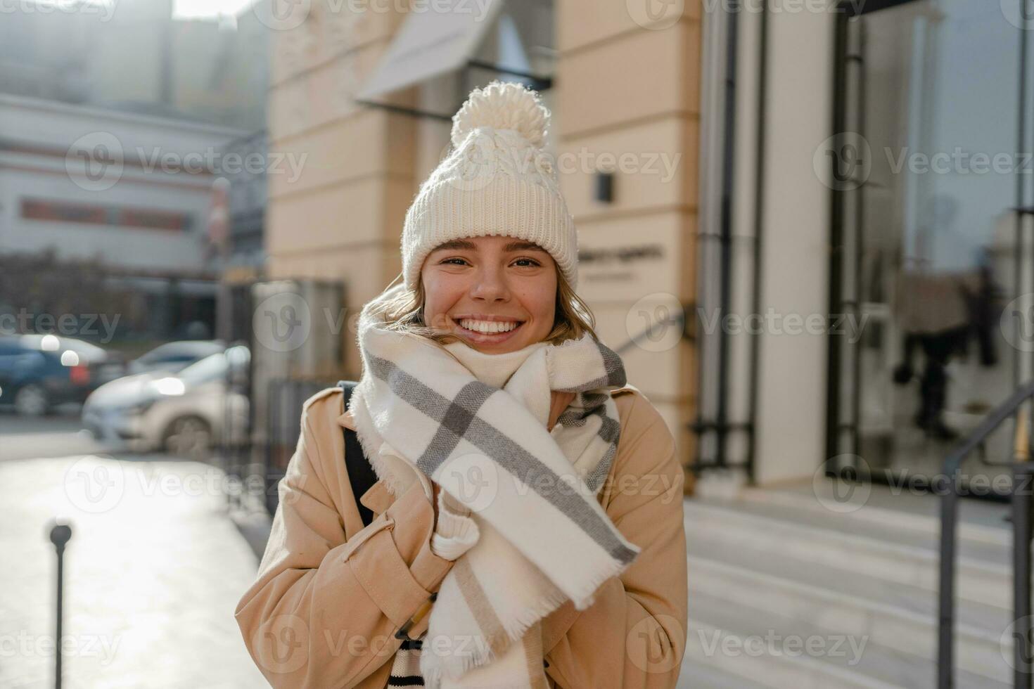 elegante mujer caminando en invierno calle foto